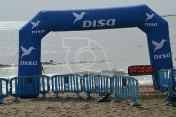 Alberto Rdríguez e Isabel Navarro triunfan en la XVII Travesía a Nado de Salinetas (Foto TA)